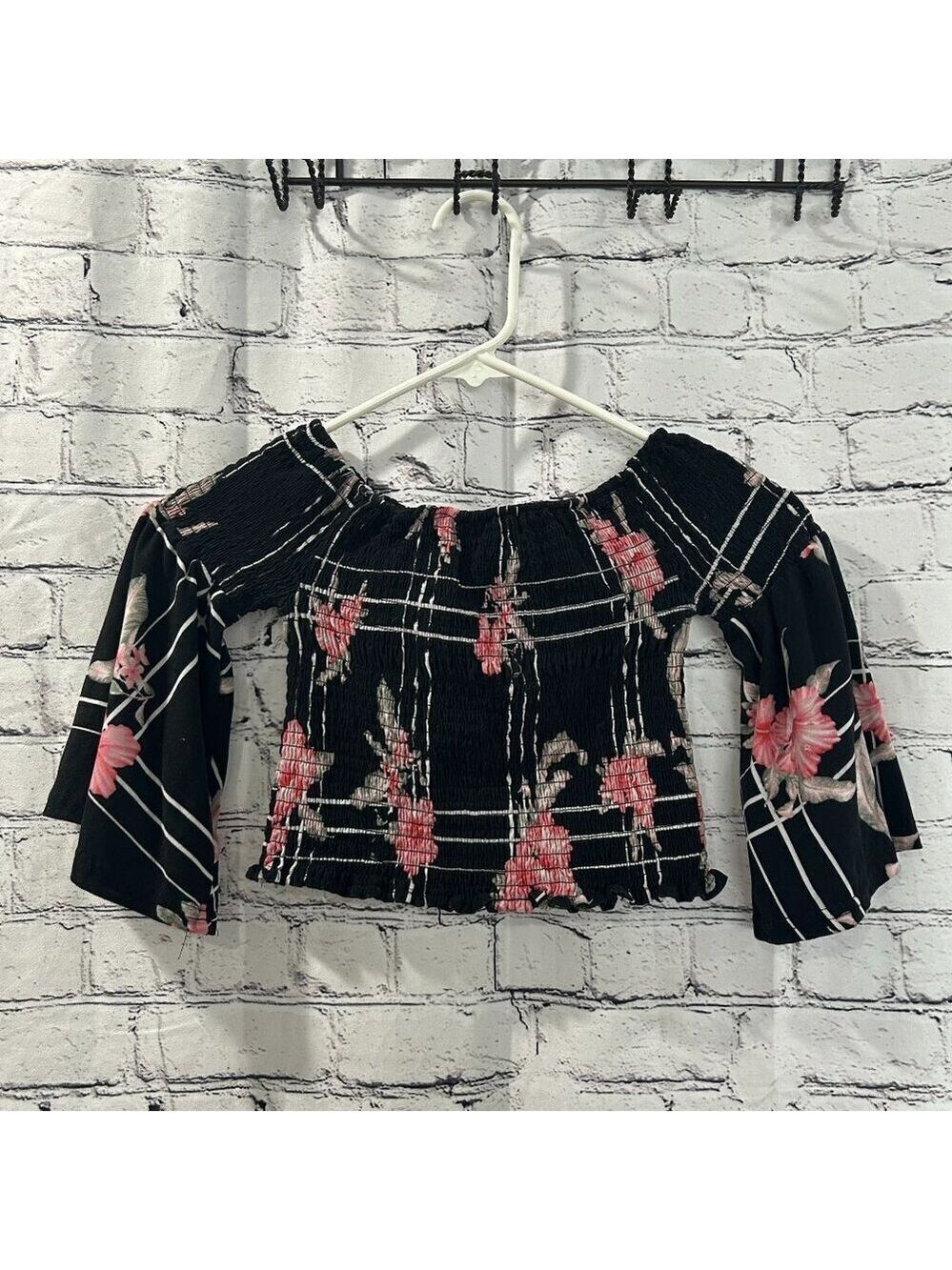 5 for $10 Girl's Hot Kiss crop top Size L